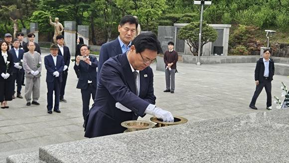 허소 민주당 대구시당 선대위 총괄선대위원장이 ‘대구경북항일독립운동기념탑’에서 분향을 하고 있다 [사진=민주당 대구시당]