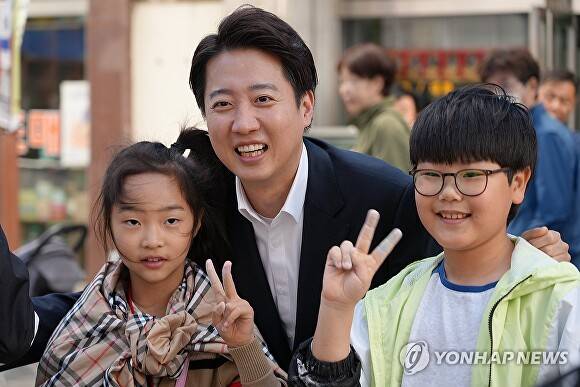 개혁신당 이준석 대선 후보가 10일 대구 동성로에서 열린 거리버스킹 현장을 찾아 어린이들과 기념촬영을 하고 있다.  [사진=연합뉴스]