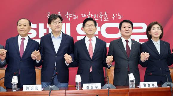 국민의힘 김문수 대선 후보가 11일 서울 여의도 국회에서 열린 중앙선거대책위원회 회의에서 권성동 원내대표 등과 기념촬영하고 있다. 2025.5.11  [사진=연합뉴스]