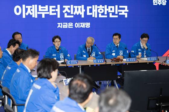 7일 오전 서울 여의도 민주당사에서 열린 중앙선거대책위원회의에서 발언을 하고 있다. 뉴스1