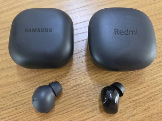 샤오미가 최근 출시한 출고가 1만980원 레드미 버즈6 플레이(오른쪽). 외관은 삼성전자가 2022년 출시한 버즈2프로와 흡사하다. 박해리 기자