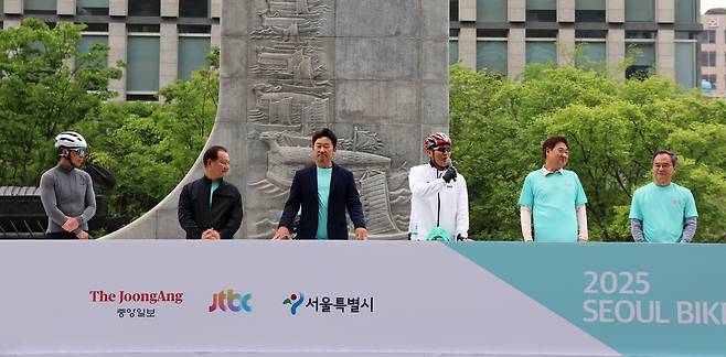 참석 내빈. 왼쪽부터 가수 션, 이병윤 서울시 교통위 위원장, 곽상언 의원, 오세훈 서울시장, 정문헌 종로구청장. 채병건 중앙일보 편집국장 대리. 장진영 기자