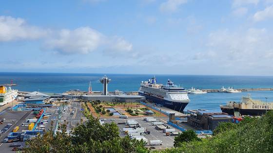 10일 오전 7시 제주항에 입항한 제주항에는 9만t급 ‘셀러브리티 밀레니엄’호. 사진 제주도