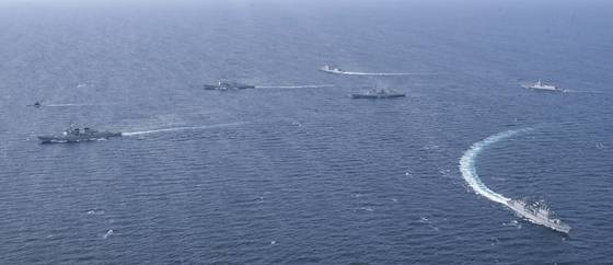 한미 연합 해군이 연합 해상훈련의 일환으로 5월 8일 전술기동 훈련을 하고 있다. 왼쪽부터 잠수함(SS-II), 율곡이이함(DDG), 미 해군 윌리엄로렌스함(DDG), 양만춘함(DDH-Ⅰ), 대조영함(DDH-II), 광개토대왕함(DDH-Ⅰ), 대구함(FFG-II). 사진 해군 제공