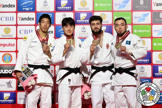 나가세(왼쪽)와 상대 전적에서 3승 1패로 앞선 이준환(왼쪽 둘째). 사진 IJF