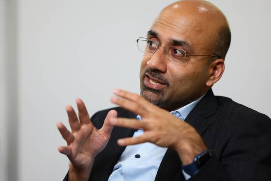 제16회 조락교경제학상 수상을 위해 방한한 아티프 미안(Atif Mian) 미국 프린스턴대 경제학과 석좌교수가 지난 8일 연세대학교 대우관에서 중앙일보와 인터뷰하고 있다. 김현동 기자