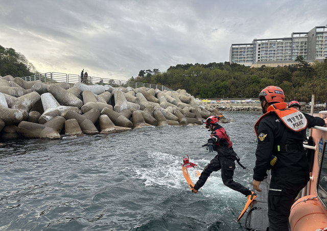 ▲ 지난 10일 속초시 외옹치항 방파제에서 60대 부부가 추락하는 사고가 발생해 해경과 소방당국이 구조했다. 속초해양경찰서 제공