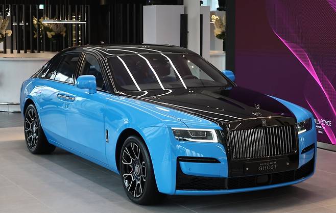 롤스로이스의 블랙 배지 고스트 청담 에디션. 롤스로이스 청담 쇼룸 개관 20주년을 기념하여 영국 굿우드에서 특별 제작한 한정판 모델이다. /최혁 기자