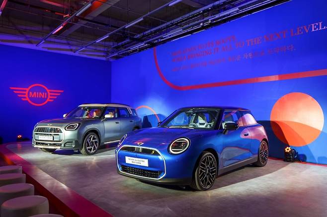 미니도 BMW그룹의 한 식구다. 뉴 미니 컨트리맨(왼쪽)과 뉴 올일렉트릭 미니 쿠퍼. /BMW코리아 제공