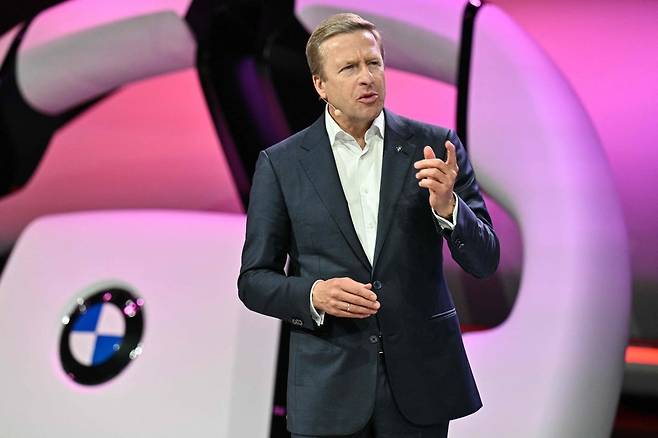올리버 집세 BMW CEO가 지난달 23일 상하이 모터쇼에서 연설하고 있다. /AFP연합뉴스