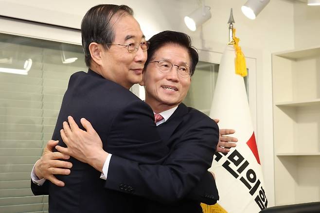 김문수 국민의힘 대선 후보와 한덕수 전 국무총리가 11일 국민의힘 당사에서 포옹하고 있다.  /사진=이솔 기자