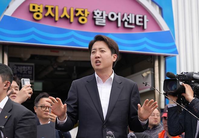 이준석 개혁신당 대통령 후보가 11일 오후 부산 강서구 명지시장을 방문해 지지자들과 인사나누고 있다. /이준석캠프 제공