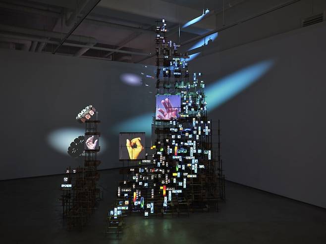 프리즈 뉴욕 2025 포커스 섹션에 설치된 지갤러리의 송예환 작가 작품.  프리즈 제공