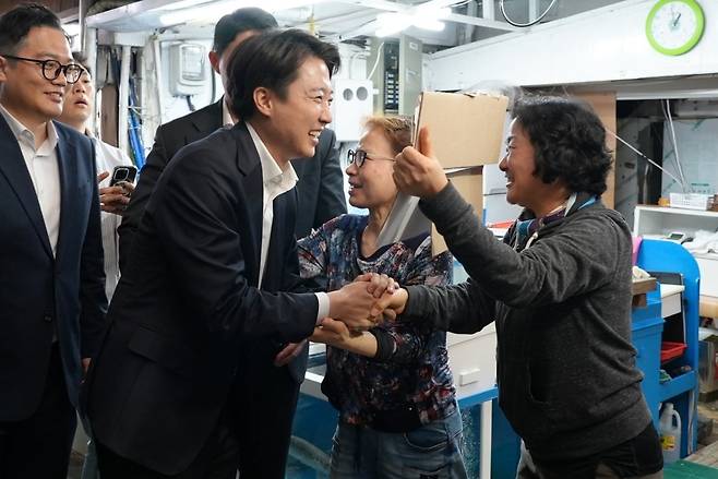 이준석 개혁신당 대통령 후보가 11일 오후 부산 강서구 명지시장을 방문해 지지자들과 인사나누고 있다./사진=뉴스1