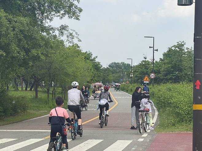일요일인 11일 낮, 여의도 한강공원을 찾은 시민들/사진=김유진