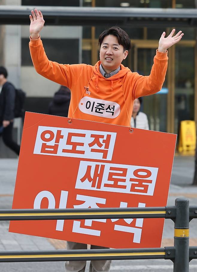 이준석 개혁신당 대선 후보가 4월 16일 서울 금천구 가산디지털역 앞에서 출근길 시민들에게 인사를 하고 있다. 사진=연합뉴스