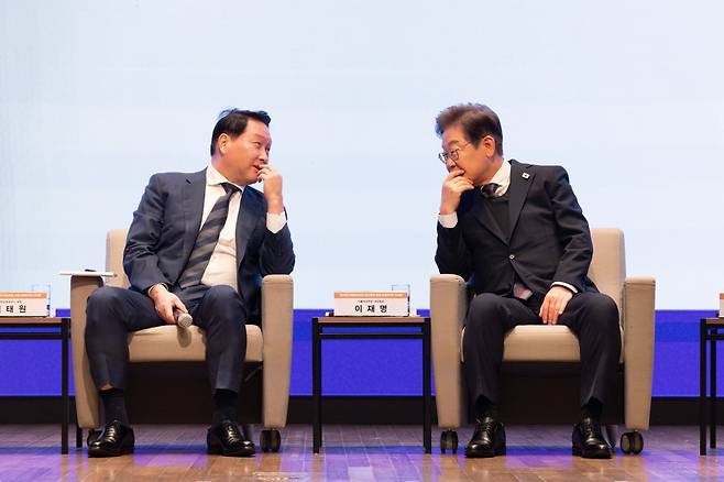 이재명 더불어민주당 대선후보가 8일 오전 서울 중구 대한상공회의소에서 열린 대선후보 초청 경제5단체장 간담회에서 최태원 대한상의 회장과 대화하고 있다. 사진=한국경제신문 강은구 기자