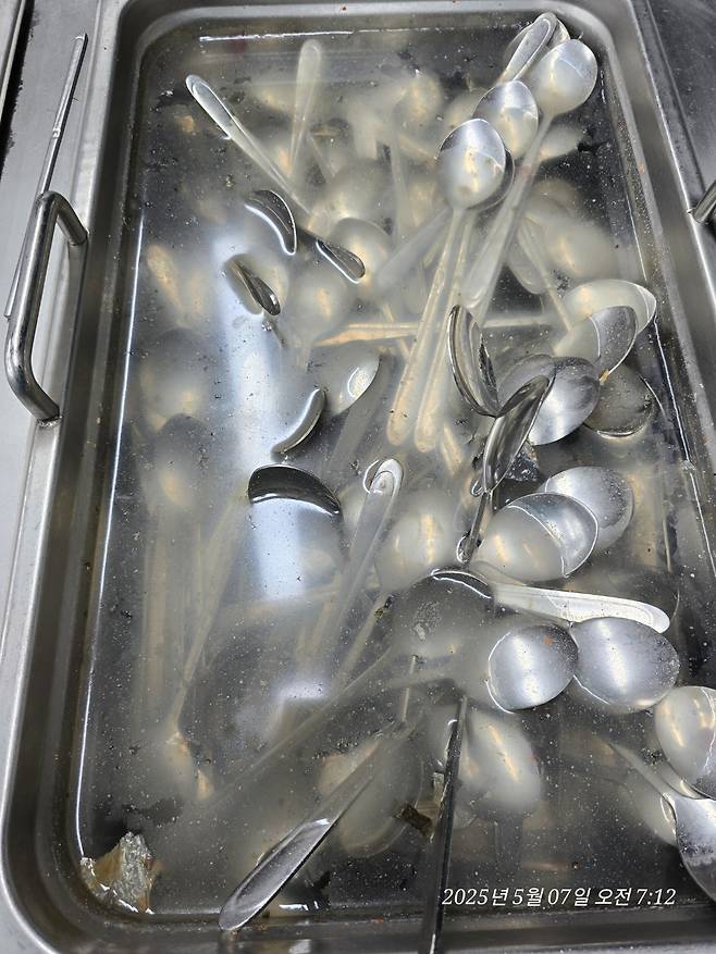 글꽃중학교 조리사들은 지난 4월 11일 손질된 식재료를 사용하게 해달라는 요구를 학교 측이 수용하지 않자 급식을 마치고 설거지를 하지 않은 채 조퇴했다. 이후 15일간 병가를 사용하고 지난 5월 7일 출근했다. 아무도 설거지를 하지 않아 식기가 방치돼 있다. 글꽃중 조리사 제공