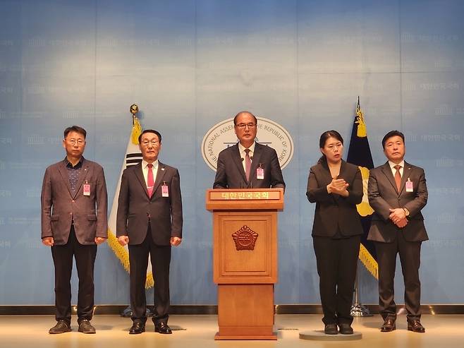 더본코리아와 협력하고 있는 전국 14개 지방자치단체장이 지난 7일 국회에서 공동기자회견을 열고 있다. 충남 예산군 제공