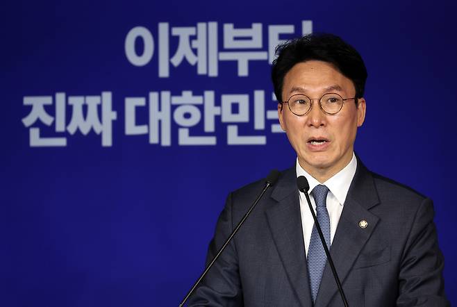 김민석 더불어민주당 상임공동선대위원장이 11일 서울 여의도 민주당 중앙당사에서 기자회견을 열어 김민수 국민의힘 대선 후보에 대한 입장을 밝히고 있다. 연합뉴스