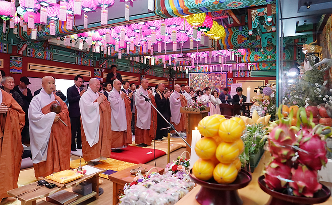 충남 서산 부석사에서 지난 10일 금동관세음보살좌상 봉송법회가 열리고 있다. 서산시 제공