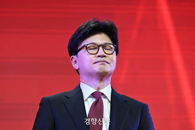 국민의힘 한동훈 대선 후보가 3일 경기 일산 킨텍스에서 열린 제5차 전당대회에서 탈락한 후 김문수 후보의 연설을 듣고 있다. 2025.5.3 국회사진기자단