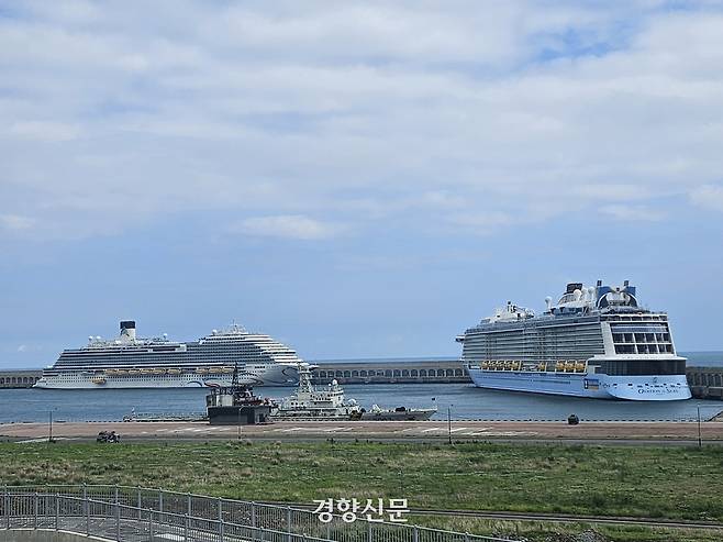 지난 10일 제주 강정항에 접안한 대형 크루즈. 제주도 제공