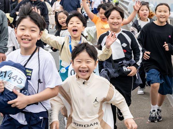 어린이들 웃음꽃 활짝- 걷기축제에 참가한 어린이들이 환하게 웃으며 광안대교 상판을 걷고 있다.
