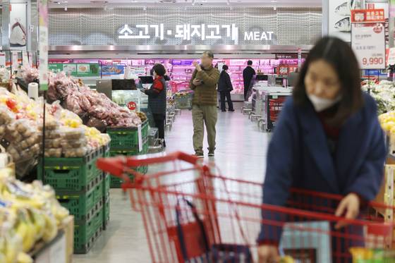 Customers shop for items at a supermarket in Seoul on April 13. [YONHAP]