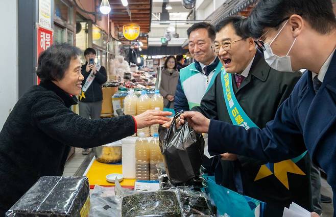 주낙영 시장이 전통시장 상인과 인사를 나누고 있다. 경주시 제공