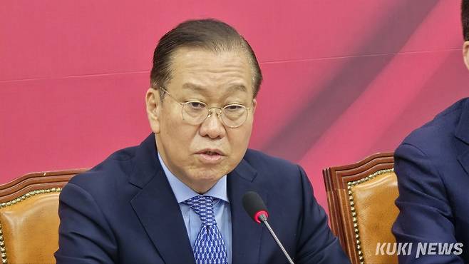 권영세 국민의힘 비상대책위원장이 지난 8일 국회 본관에서 단일화 긴급기자회견을 열고, 취재진의 질문에 답변하고 있다. 임현범 기자