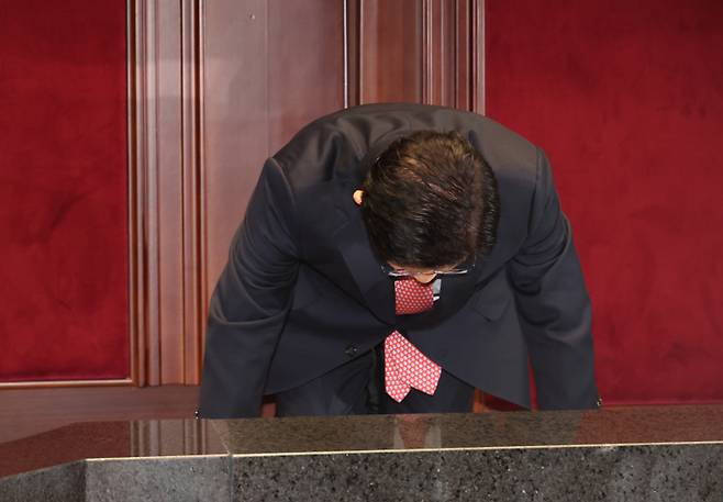 김문수 국민의힘 대선 후보가 11일 서울 여의도 국회에서 열린 의원총회에서 큰절을 하고 있다. 연합뉴스