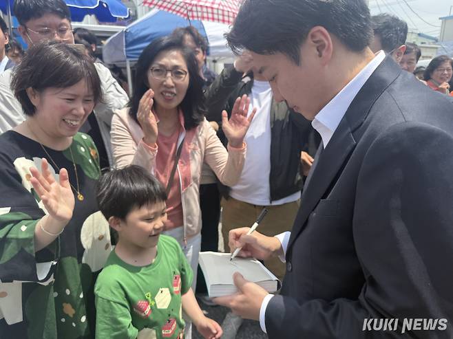 이준석 개혁신당 대선 후보가 11일 오전 부산 명지시장에서 지지자들과 만나고 있다. 송금종 기자&nbsp;