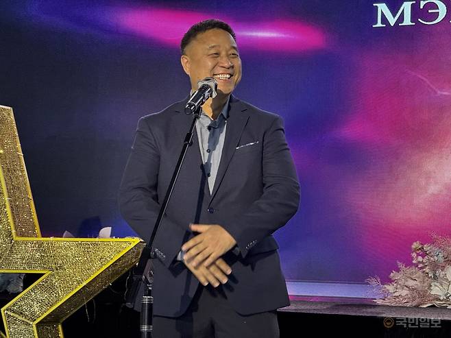 바트볼드 몽골 리빙월드크리스천교회 목사가 8일 울란바토르 화이트홀에서 열린 올미션 몽골 목회자 콘퍼런스에서 축하 메시지를 전하고 있다.