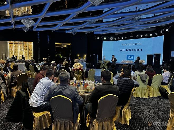 올미션 대표인 장창영 경기도 구리 빛과소금의교회 장창영 경기도 구리 빛과소금의교회 목사가 8일 울란바토르 화이트홀에서 열린 올미션 목회자 콘퍼런스에서 강의하고 있다.