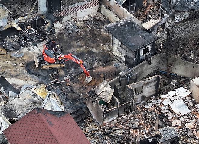 지난 달 28일 경북 영덕군 영덕읍 노물리 마을에서 주민과 인부들이 포크레인 등을 이용해 복구 작업을 벌이고 있다.    연합뉴스