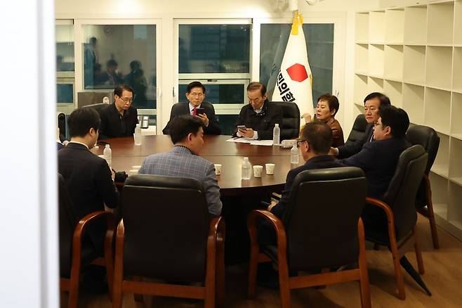 국민의힘 김문수 대선 후보가 10일 서울 여의도 국민의힘 당사 대통령 후보실에서 캠프 관계자들과 사상 초유 대선 후보 교체 강행에 대책을 논의하고 있다. 연합뉴스