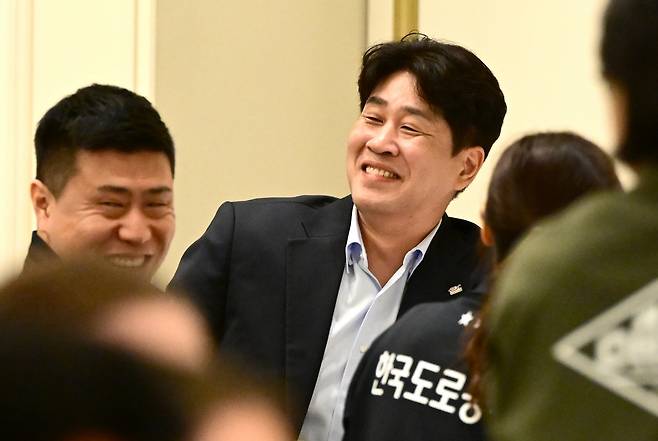 김종민 한국도로공사 감독이 9일(현지시간) 튀르키예 이스탄불에서 열린 2025 외국인 선수 트라이아웃·드래프트에서 선수 지명에 앞서 활짝 웃고 있다. 한국배구연맹 제공