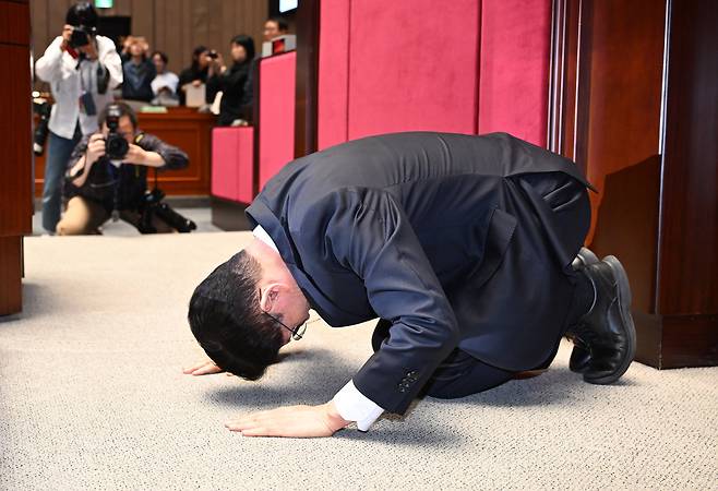 김문수 국민의힘 대선후보가 11일 서울 여의도 국회에서 열린 국민의힘 의원총회에서 의원들을 향해 큰 절을 하고 있다. 최현규 기자