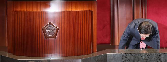 국민의힘 김문수 대선 후보가 11일 서울 여의도 국회에서 열린 의원총회에서 큰절을 하고 있다. 연합뉴스