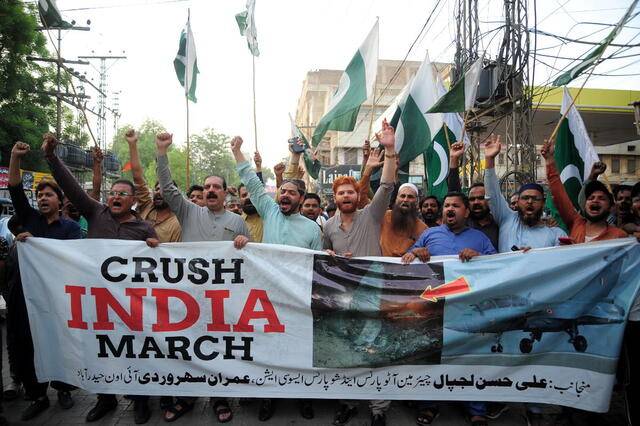 파키스탄 상인들이 10일(현지시간) 하이데라바드에서 인도를 규탄하는 시위를 벌이고 있다. 지난 7일부터 미사일 공방을 벌이며 전면전 직전까지 갔던 인도와 파키스탄은 이날 휴전에 합의했지만 접경지에서 포성이 이어지는 등 양국 간 긴장은 여전한 상태다. EPA연합뉴스