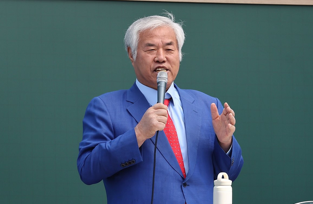 지난 4월 6일 서울 서울 동화면세점 앞에서 열린 광화문 주일 연합예배에서 설교 중인 전광훈 사랑제일교회 목사. 연합뉴스