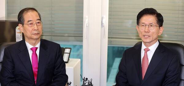 국민의힘 김문수 대선 후보와 한덕수 전 국무총리가 11일 서울 여의도 국민의힘 대선후보 사무실에서 회동하고 있다. 연합뉴스