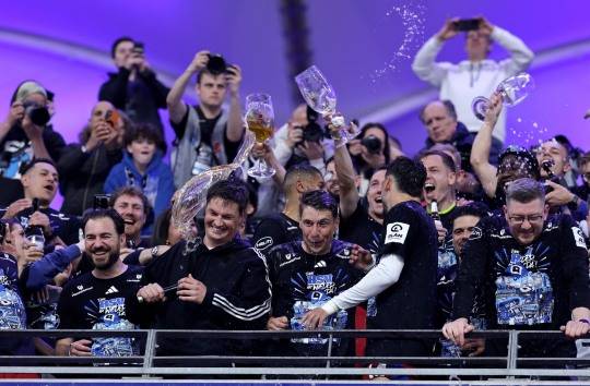 독일 프로축구 1부 승격을 자축하는 함부르크 선수단. 사진[EPA=연합뉴스]