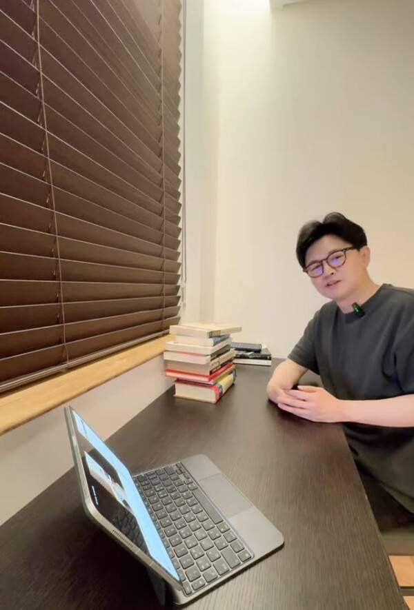 ▲한동훈 전 국민의힘 대표가 지난 8일 중고서점에 들러 구입한 책에 대한 얘기를 하면서 시험운이 좋았던 자신의 경험을 들려드리겠다고 말하고 있다. 한동훈 유튜브 갈무리