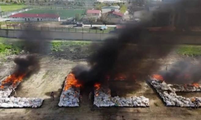 튀르키예 경찰이 압수한 대마초 20톤을 마을 공터에서 소각했다. [사진 = 엑스(X·옛 트위터)]