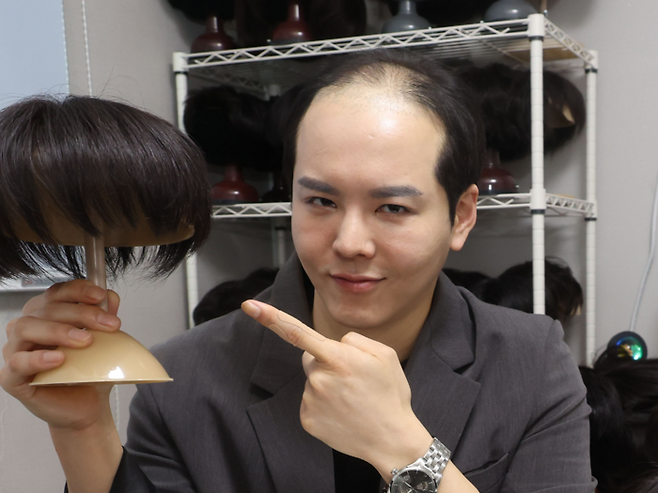 탈모정보 유튜버 최윅(본명 최수호)가 서울 서초구에 위치한 스튜디오에서 자신이 직접 만든 가발을 들어보이고 있다. [이승환 기자]