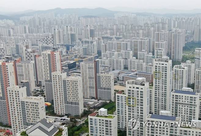 다음달 대선을 앞두고 세종시 아파트값이 뛰고 거래량이 급증하고 있다. 이달 10일까지 신고된 지난달 세종 아파트 매매 거래 건수는 1290건으로 집계됐다. 사진은 세종시 아파트 전경. 연합뉴스
