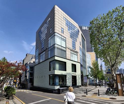 최근 550억원에 거래된 서울 강남구 청담동 명품거리 ‘프라다 빌딩’ 전경. [이승환 기자]