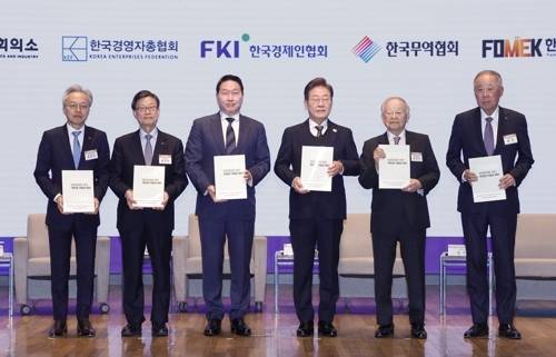 더불어민주당 이재명 대선후보가 지난 8일 서울 중구 대한상공회의소에서 열린 대선후보 초청 경제5단체 간담회에서 경제5단체장들에게 정책 제언집을 전달 받은 후 기념촬영을 하고 있다. 왼쪽부터 최진식 한국중견기업연합회장, 윤진식 한국무역협회장, 최태원 대한상공회의소 회장, 이 후보, 손경식 한국경영자총협회장, 류진 한국경제인협회장. [사진 = 국회사진기자단]